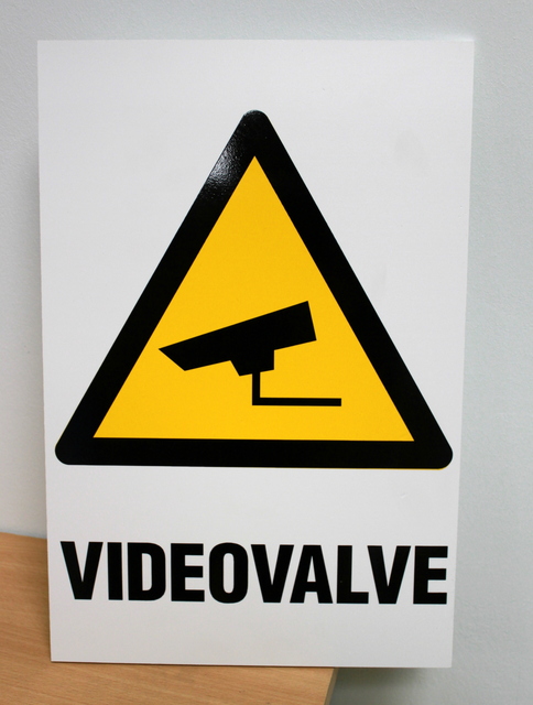 Videovalve varoituskyltti Videovalve varoituskyltti