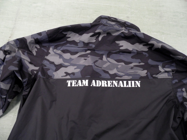 TEAM ADRENALIIN takki omalla painatuksella TEAM ADRENALIIN takki omalla painatuksella