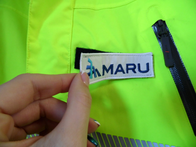 Tarranauhalla brodeerattu logo takkille Maru Tarranauhalla brodeerattu logo takkille Maru