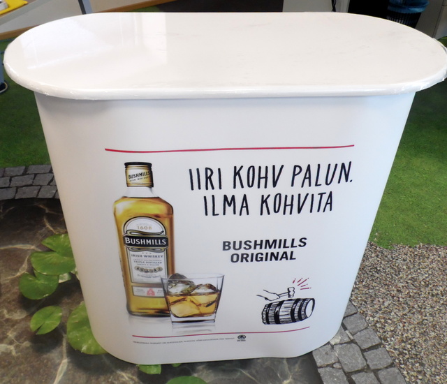 Pieni messupöydä Bushmills