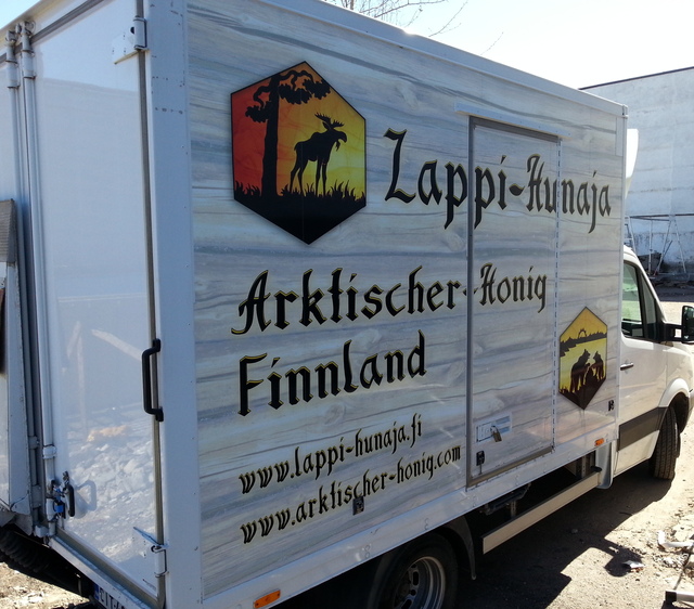 Mainosteipattu auto Lappi-Hunaja Mainosteipattu auto Lappi-Hunaja