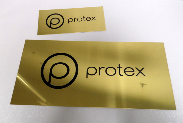 Messinkistä kyltit Protex Messinkistä kyltit Protex