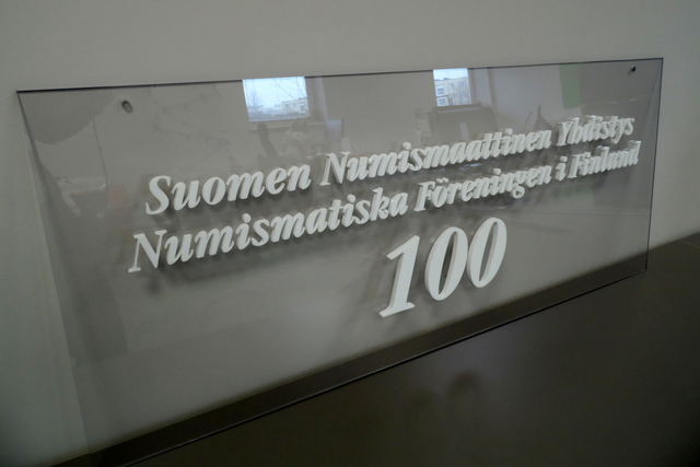 Pleksilasikyltti Suomen Numismaattinen Yhdistys