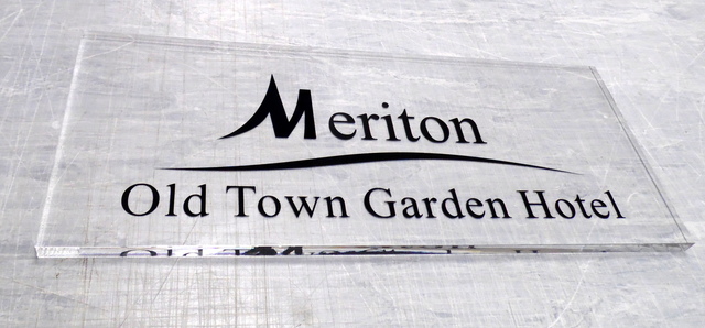 Pleksilasikyltti Meriton Hotel Pleksilasikyltti Meriton Hotel