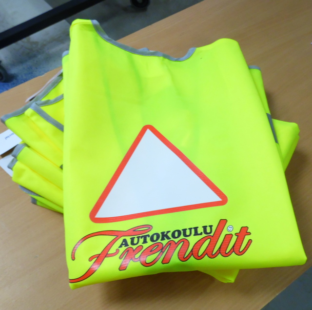 Heijastinliivi logolla Autokoulu Frendit Heijastinliivi logolla Autokoulu Frendit