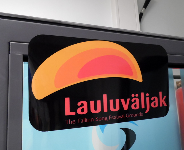 Magneettitarra ovella ja lasilla Lauluväljak