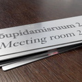 Jyrsitty kyltti - Meeting room
