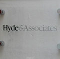 Pleksilasikyltti Hyde & Associates