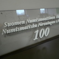 Pleksilasikyltti Suomen Numismaattinen Yhdistys