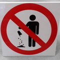 Varoituskyltti roskan eraominen kielletty