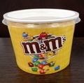 Muki kannella ja logolla M&M