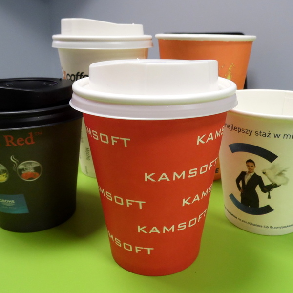 Juomamukit kannella
